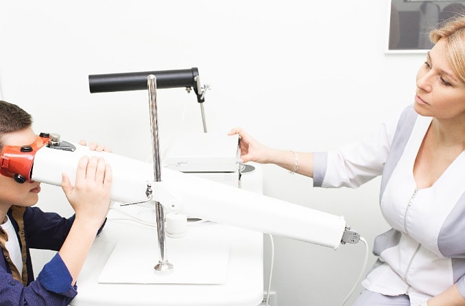 personne faisant passer un examen de la vue à un enfant personne faisant passer un examen de la vue à un enfant