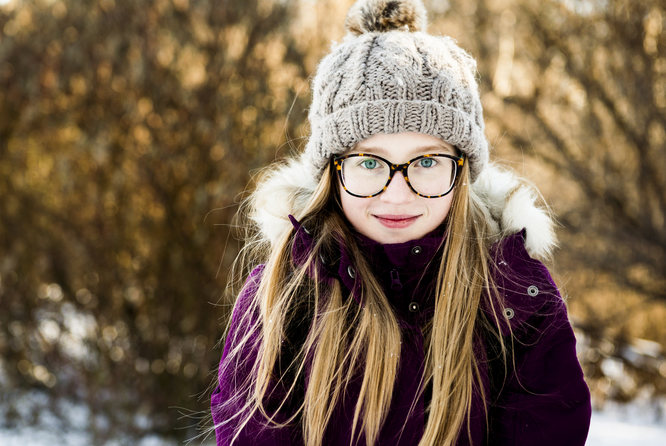 enfant avec des lunettes, emmitouflé à l'extérieur