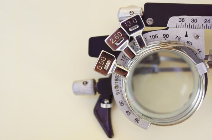 Çok yüksek miyopi için üç üst üste yerleştirilmiş lens bulunan bir test gözlüğünün yarısı