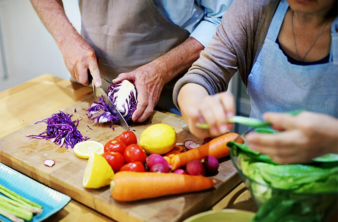 Pessoas preparando nutrição adequada para a saúde dos olhos
