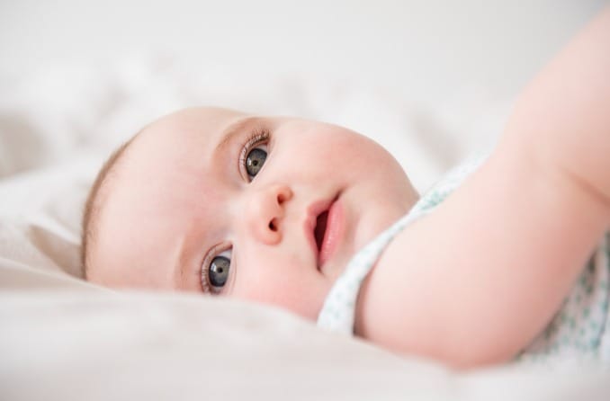 Que voit bébé de sa naissance à ses 2 ans ?