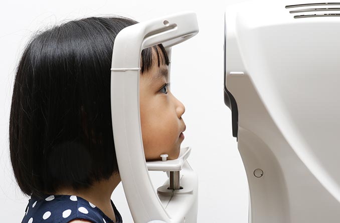 目の検査を受ける少女