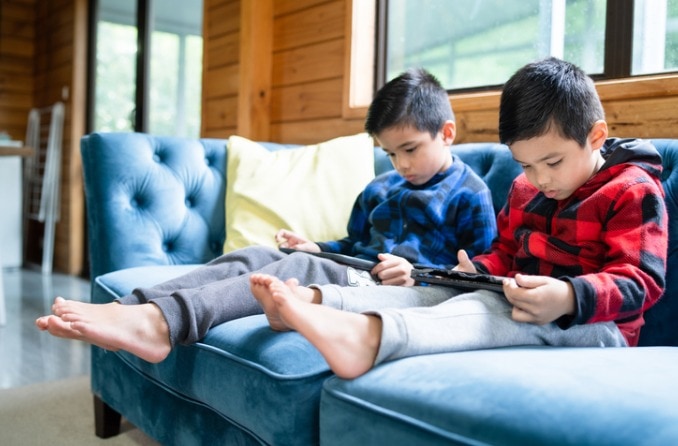 長過ぎるスクリーンタイムの子供への影響