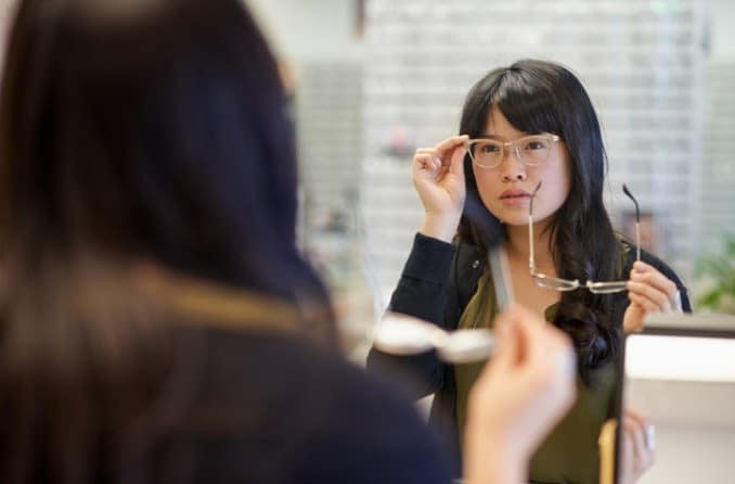 メガネ購入法 | オンラインそれとも実店舗？