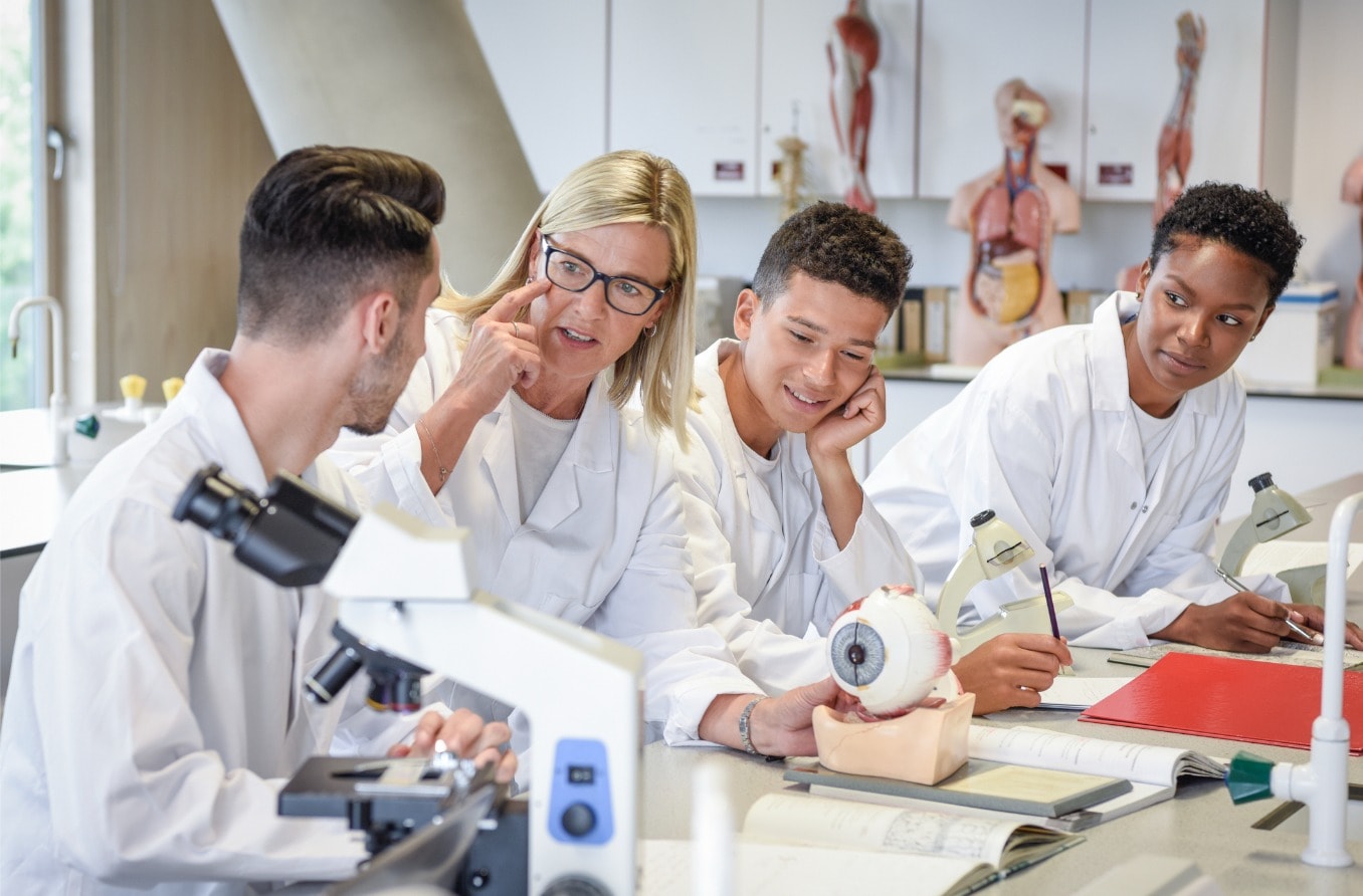 Studenti di medicina che ascoltano l'insegnante di scienze, studenti di optometria in classe che imparano a conoscere i sensi umani. Studenti di medicina che ascoltano l'insegnante di scienze, studenti di optometria in classe che imparano a conoscere i sensi umani.