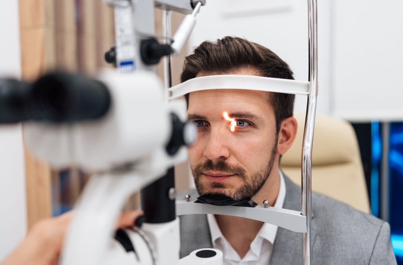 uomo con glaucoma secondario sottoposto a visita medica. uomo con glaucoma secondario sottoposto a visita medica.
