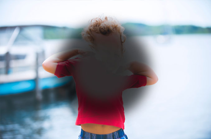 visione del bambino distorta dagli effetti della condizione di degenerazione maculare legata all'età