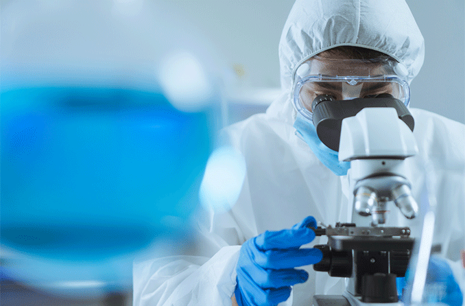 Scienziato in un laboratorio che testa la variante delta del coronavirus
