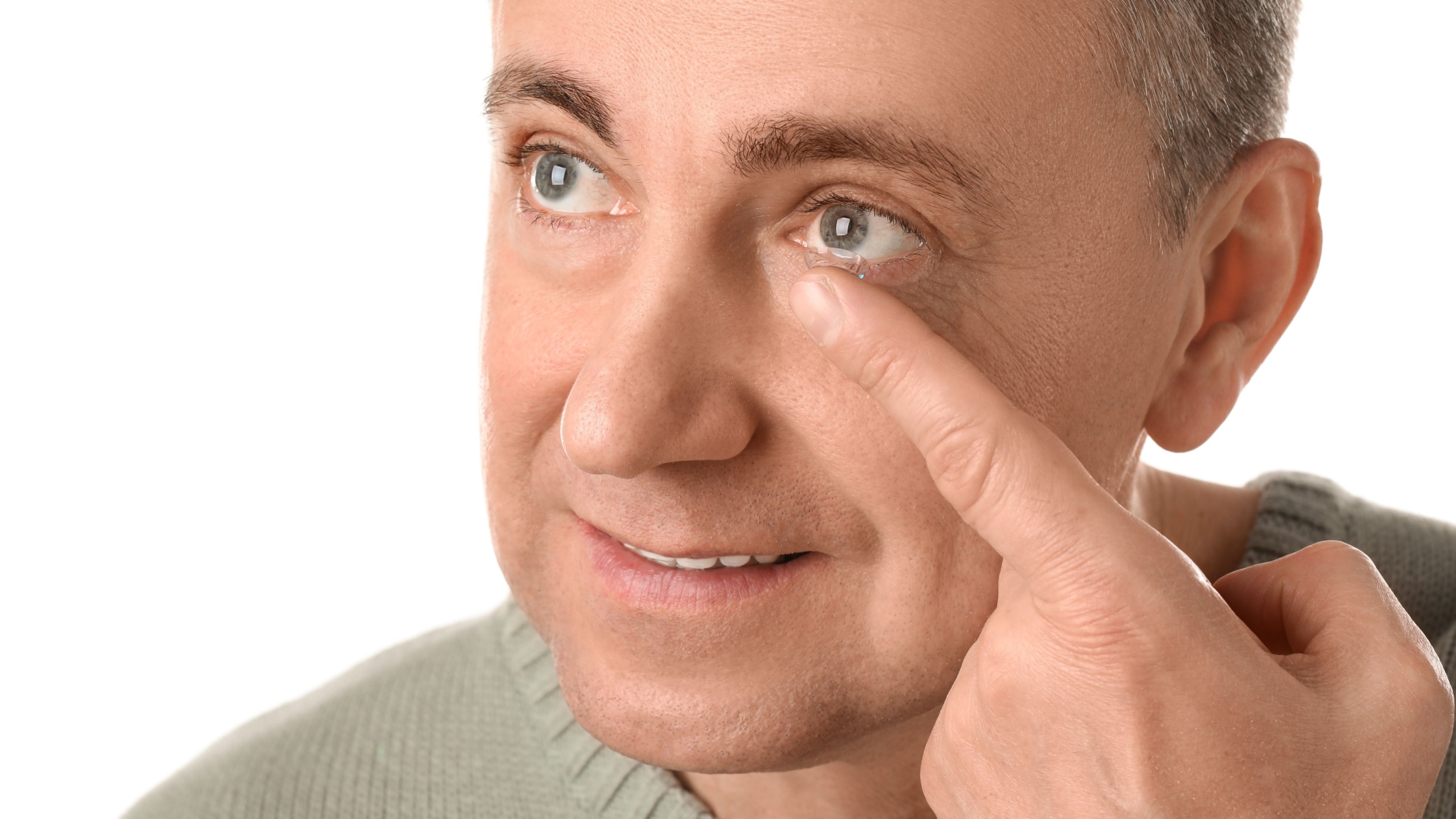 uomo che si mette le lenti a contatto uomo che si mette le lenti a contatto