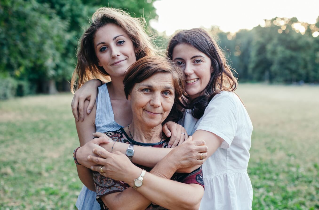 donna di mezza età che si allena senza occhiali