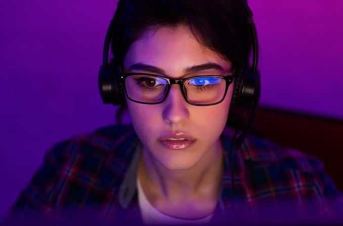 Uomo che indossa occhiali occhiali da computer Uomo che indossa occhiali occhiali da computer