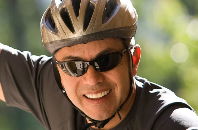 Persona che indossa occhiali da sole per il ciclismo Persona che indossa occhiali da sole per il ciclismo