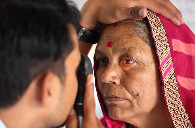 आंखों की जांच के दौरान बड़ी महिला