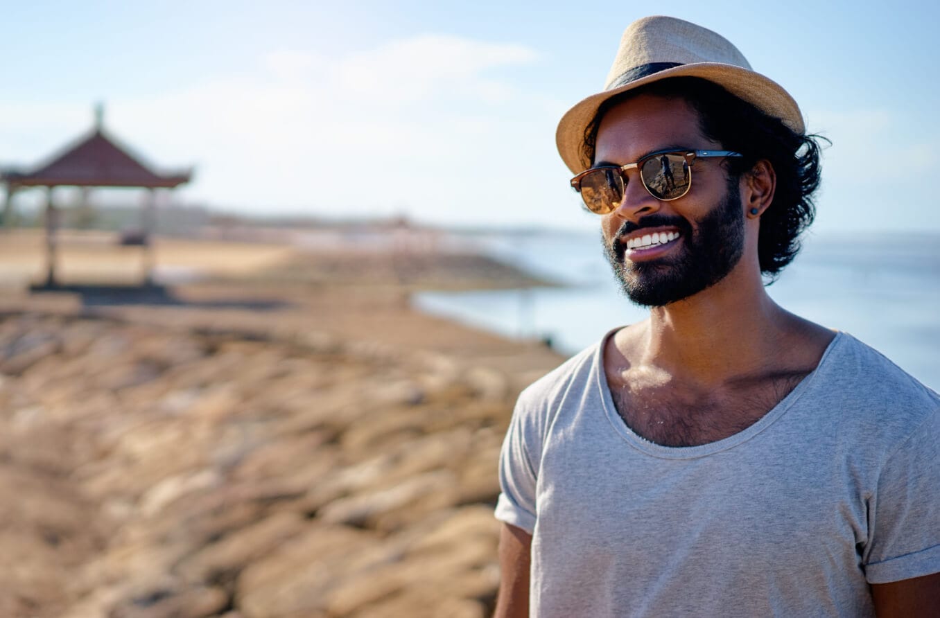 धूप का चश्मा और एक टोपी सूरज की हानिकारक किरणों से सुरक्षा प्रदान करते हैं। धूप का चश्मा और एक टोपी सूरज की हानिकारक किरणों से सुरक्षा प्रदान करते हैं।