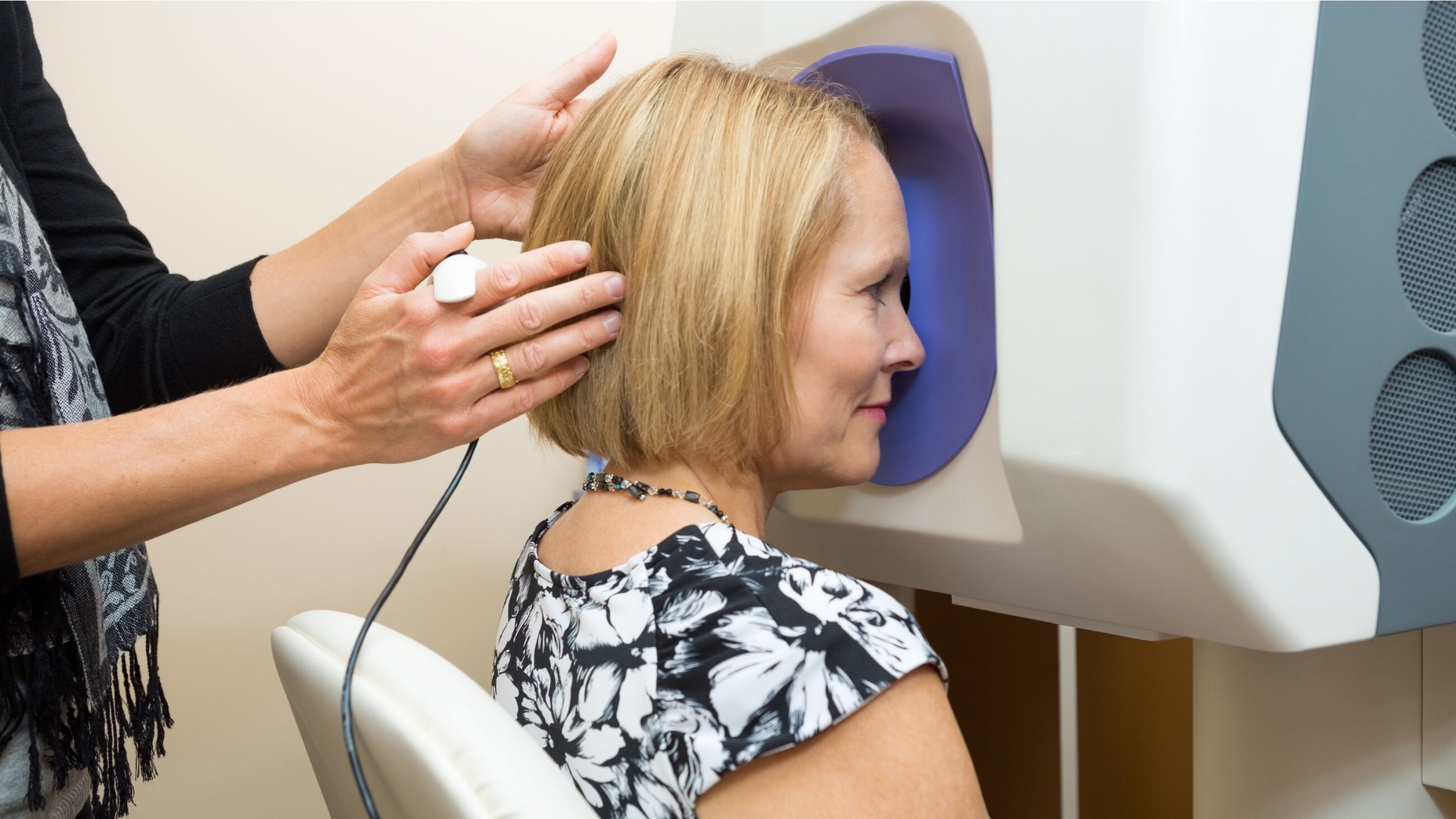 woman getting an optomap eye exam