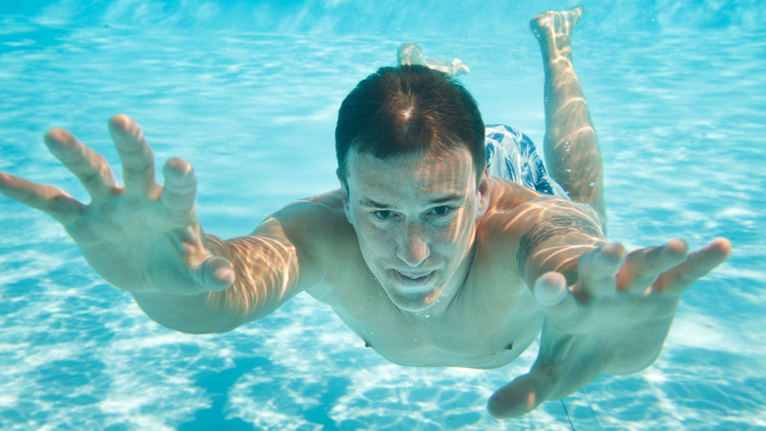 boys eyes open under water