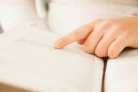 eye accommodation focusing on near vision reading