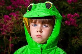 child with a droopy eyelid (ptosis)