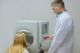 woman receiving a visual field test for ptosis