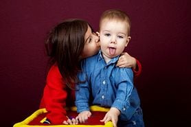child showing ptosis symptoms of a droopy eyelid