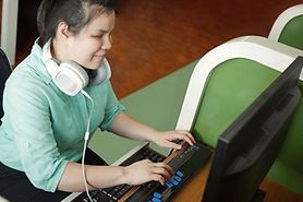 woman who is legally blind on the computer