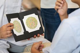 How objects appear with normal color vision and color blindness