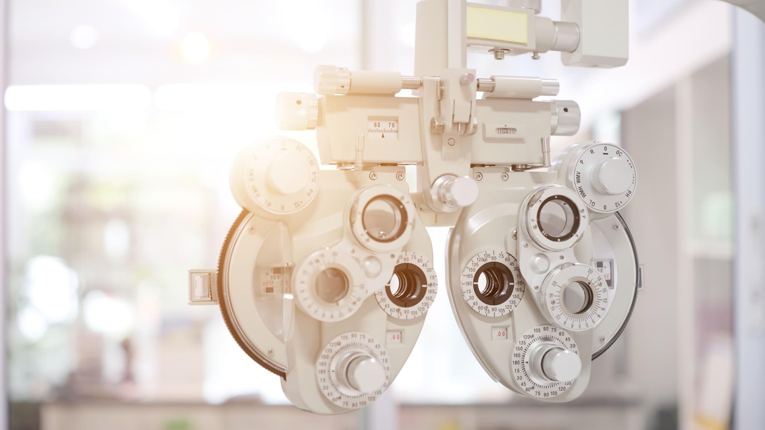 A large group of people in the shape of the eye.