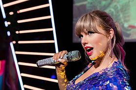 Taylor Swift on the microphone, celebrity who has had LASIK