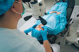 ophthalmologist performing lasik laser surgery