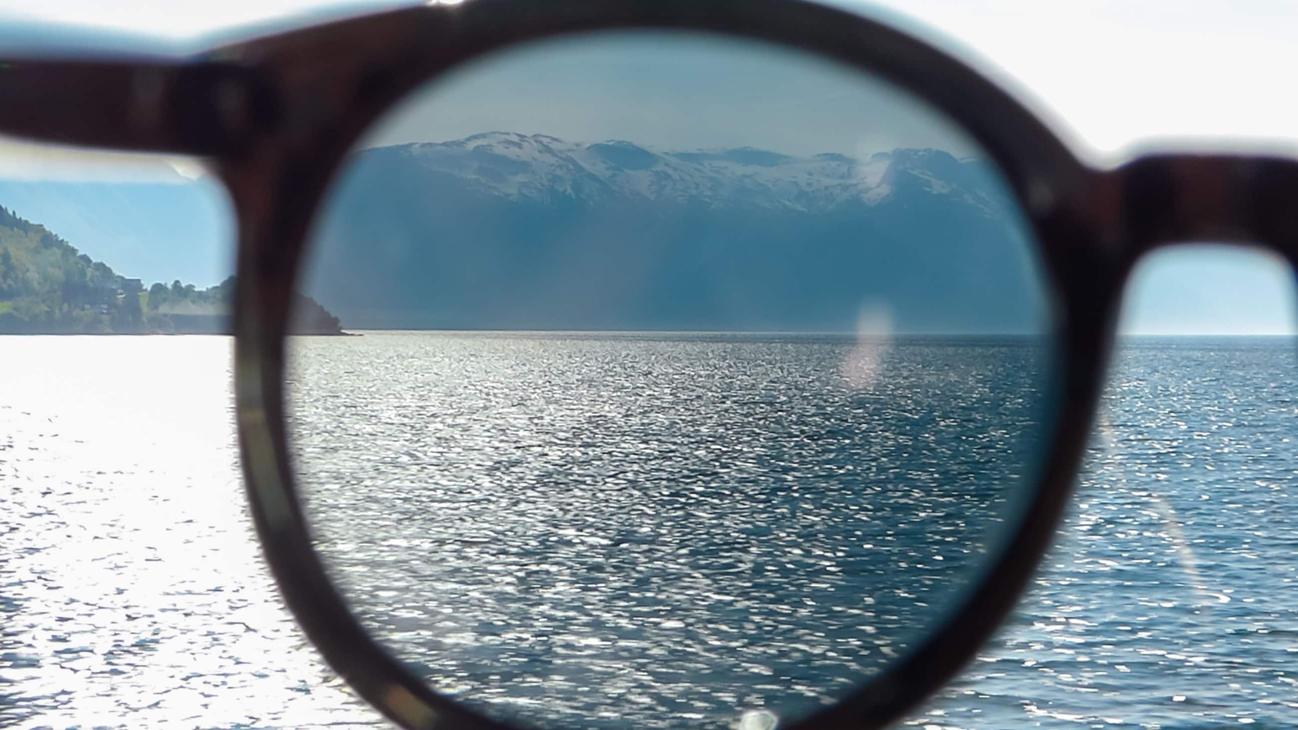 Scene clarified through a polarized lens