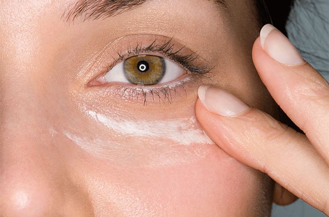 Augencreme: Hilft sie wirklich gehen Falten?
