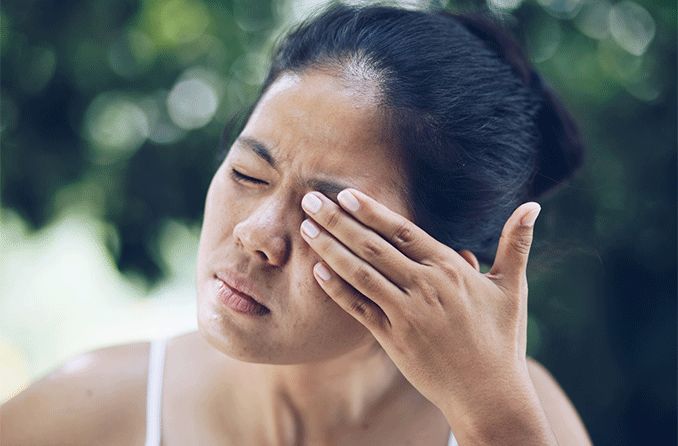 ¿Qué hacer si te entra pegamento en el ojo? ¿Es peligroso?