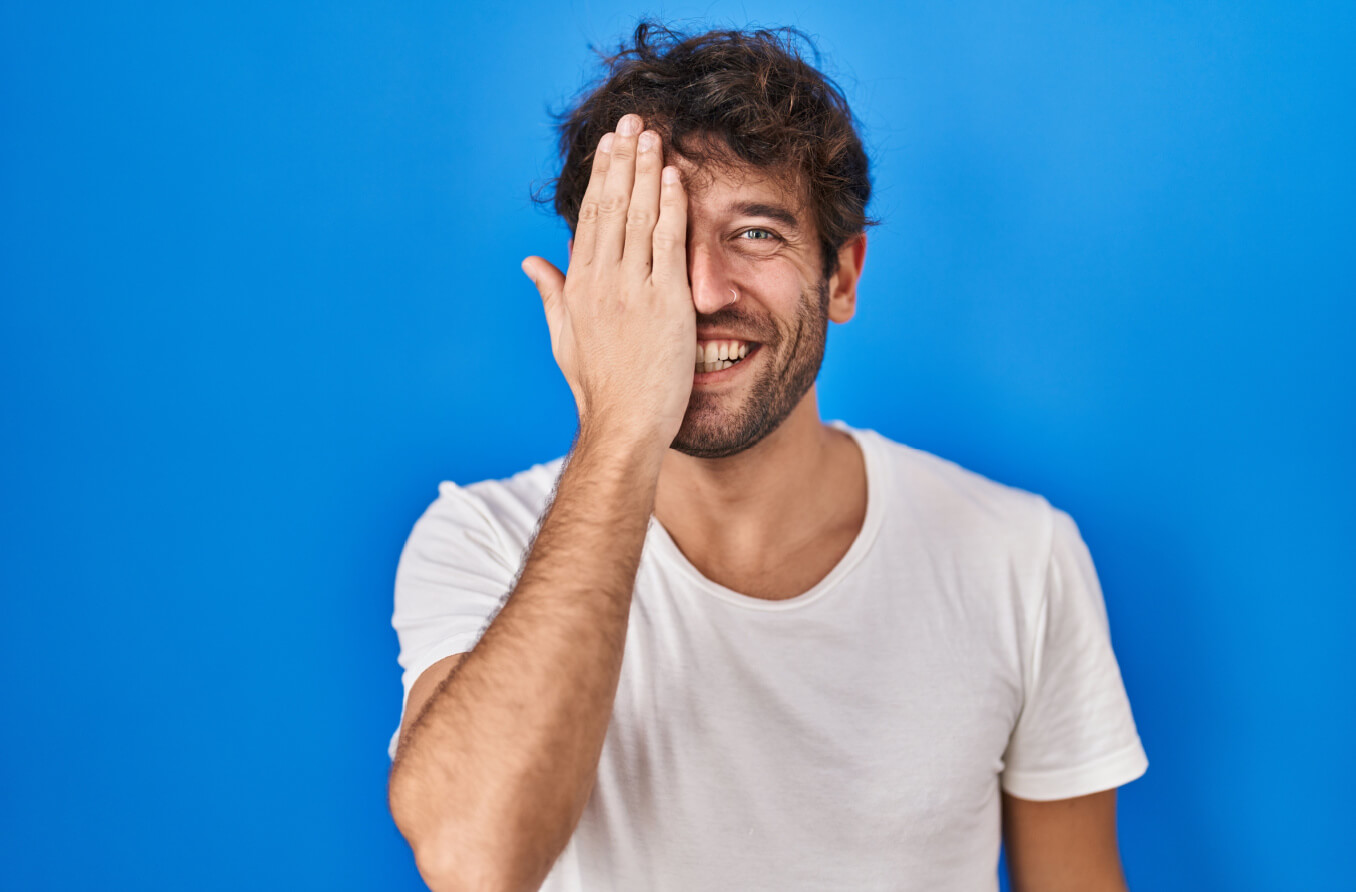 ¿Puede una persona tener visión corta en un ojo y visión de lejos en otro?