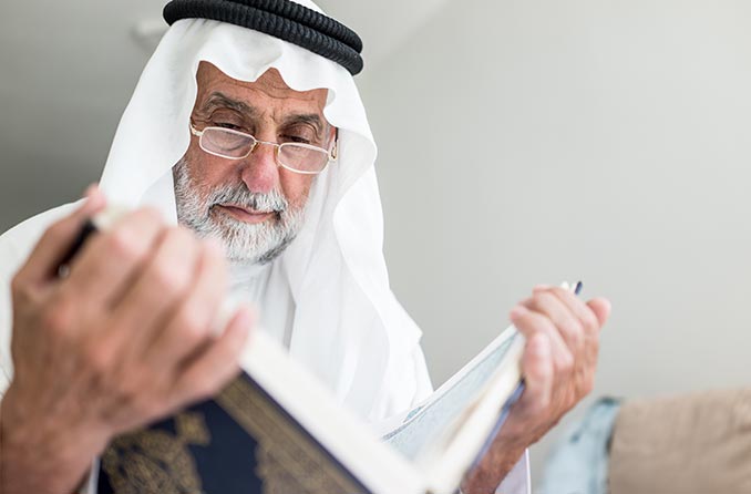 رجل كبير السن يرتدي النظارات ويقرأ