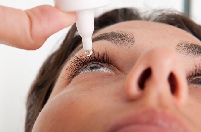 Como controlar a miopia: atropina e ortoqueratologia 