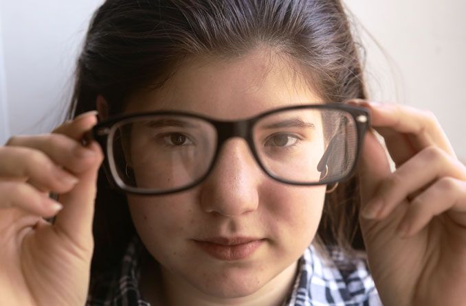Controle de miopia por lentes de contato e colírio | All About Vision