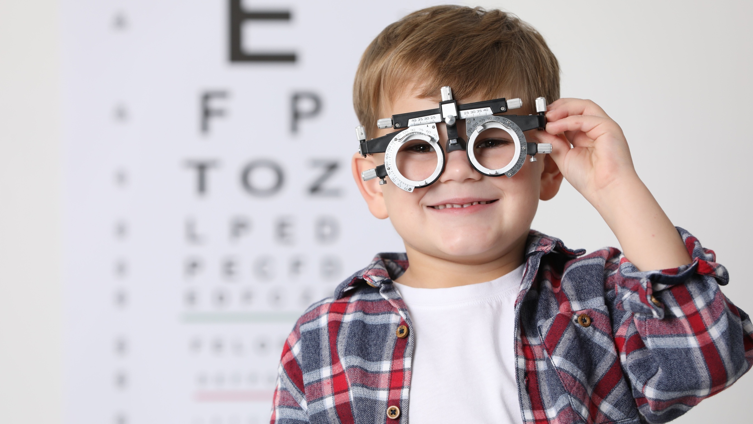 Un ragazzo fa una visita oculistica.